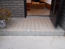 玄関タイルを貼替えて外出も気持ちよく 玄関タイルを貼替えて外出も気持ちよく